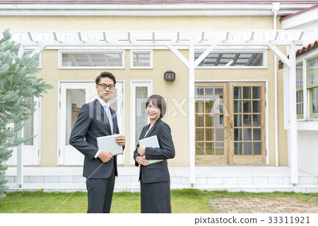 房地產銷售人員在樣品屋前進行講解的場景 33311921