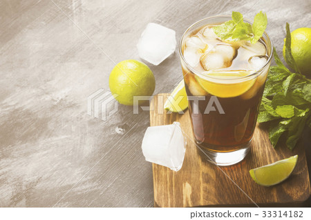 Cocktail Cuba Libre in glass on a dark background Cocktail Cuba Libre in glass on a dark background 33314182