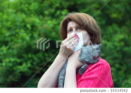 woman with allergies to a cat woman with allergies to a cat 33314542