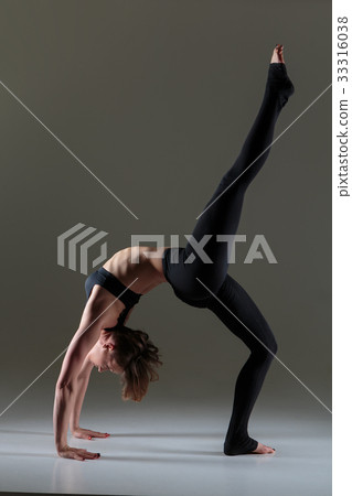 Girl dancer warming up Girl dancer warming up 33316038