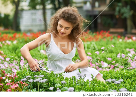 Attractive young woman working at her garden 33316241