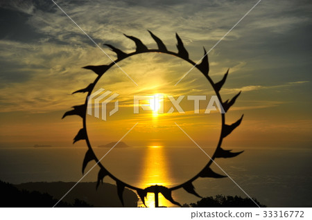 Seimei-ji Temple straw ring and sunrise 33316772