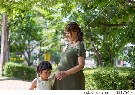 Daughter and maternity photo 33317549
