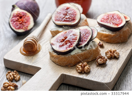bread with figs, ricotta bread with figs, ricotta 33317944