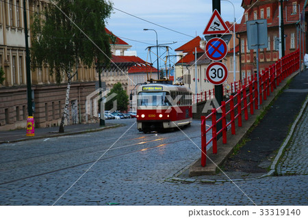運行在布拉格，捷克共和國傾斜的電車 33319140