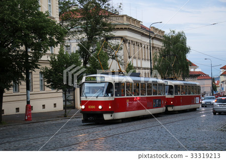 布拉格布拉格快速運行的電車 布拉格布拉格快速運行的電車 33319213