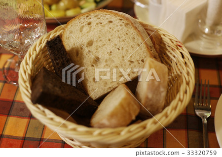 black and white bread slices  33320759