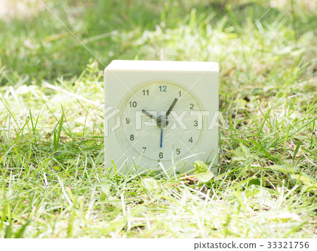 在草的方形的簡單的白色時鐘10:05 33321756