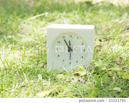 在草的方形的簡單的白色時鐘11:55 在草的方形的簡單的白色時鐘11:55 33321791
