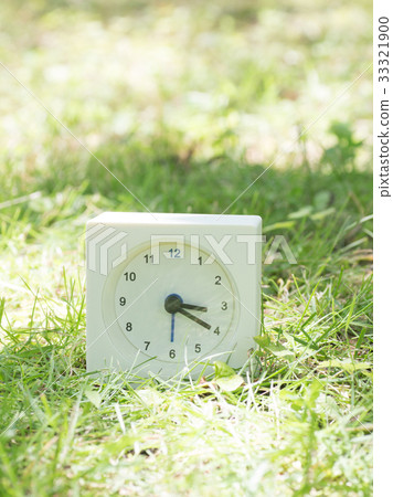 方形簡單的白色時鐘在草地上3:20 方形簡單的白色時鐘在草地上3:20 33321900