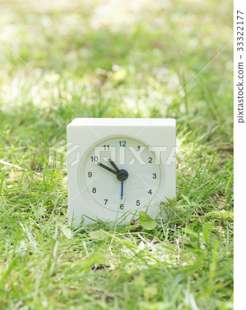 在草10：50的方形的簡單的白色時鐘 33322177