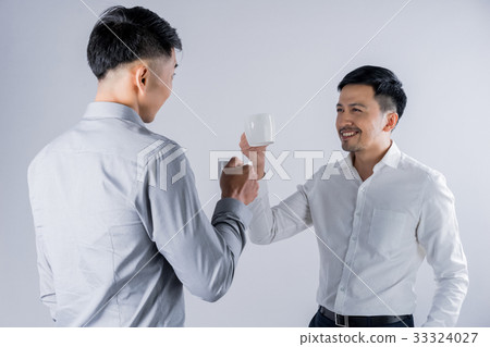 two men are drinking coffee and chatting together 33324027