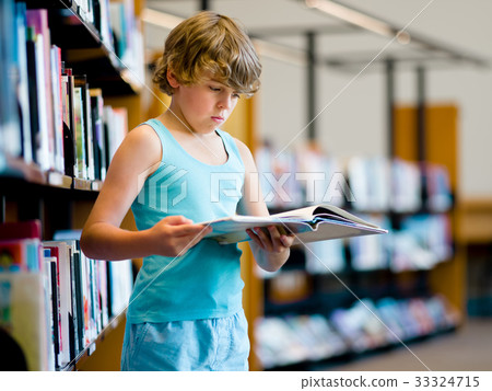 Boy in library 33324715