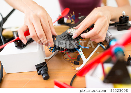 Assembler the component on drone body 33325098