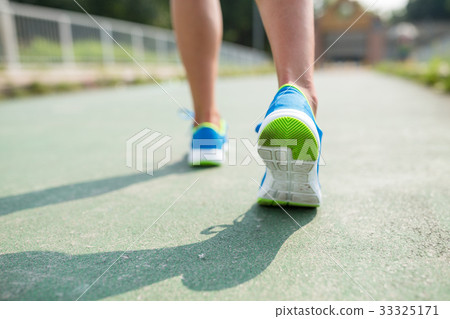 Woman training marathon in a city Woman training marathon in a city 33325171