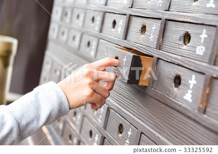 Hand taking out from drawer 33325592