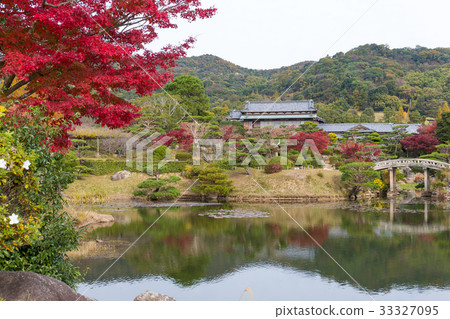 Japanese beautiful garden in autumn season Japanese beautiful garden in autumn season 33327095