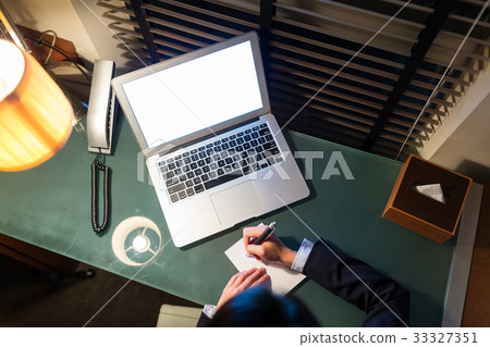 Top view of businesswoman taking note on the desk 33327351