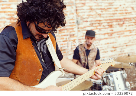 Feel the music 33329072