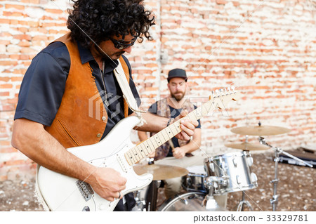 Feel the music 33329781