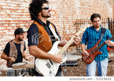 Feel the music 33329828