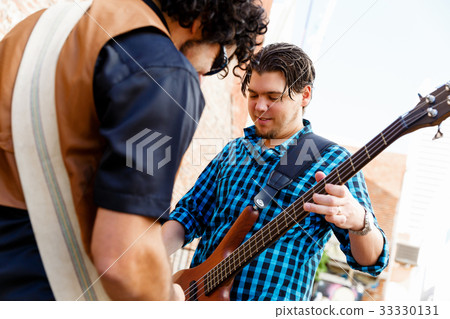 Feel the music 33330131