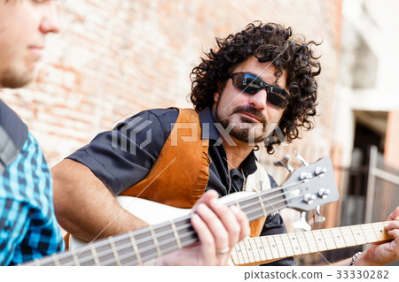 Feel the music 33330282