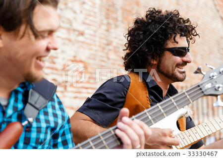 Feel the music Feel the music 33330467