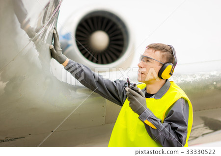 male airport worker 33330522
