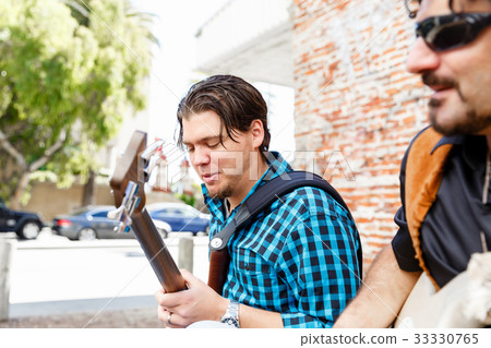 Feel the music 33330765