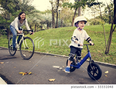 Family Bicycling Holiday Weekend Activity Family Bicycling Holiday Weekend Activity 33331048
