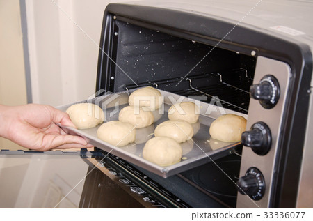 Bread dough o baking tray prepare for bake in oven Bread dough o baking tray prepare for bake in oven 33336077