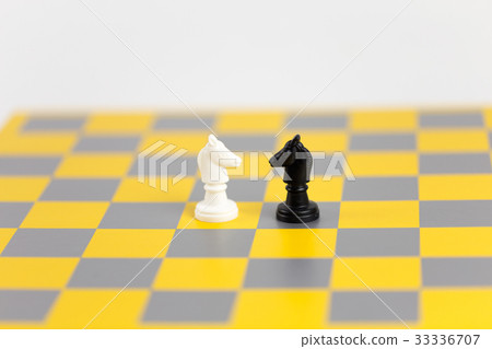 在棋盤的片斷,在黑白馬,馬對面 在棋盤的片斷,在黑白馬,馬對面 33336707