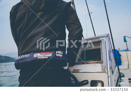 Sea fishing ship pilot 33337150