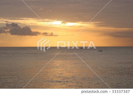 在黃昏的巴厘島海灘 在黃昏的巴厘島海灘 33337387