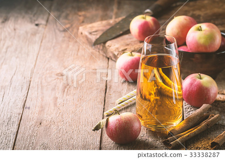 Glass of fresh apple juice 33338287