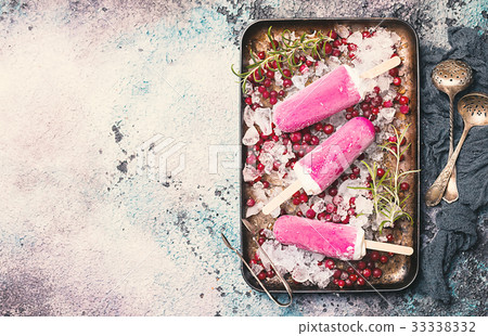 Top view pink cranberry popsicle Top view pink cranberry popsicle 33338332