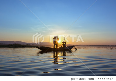 Silhouette of  fisherman setting fishing net 33338652