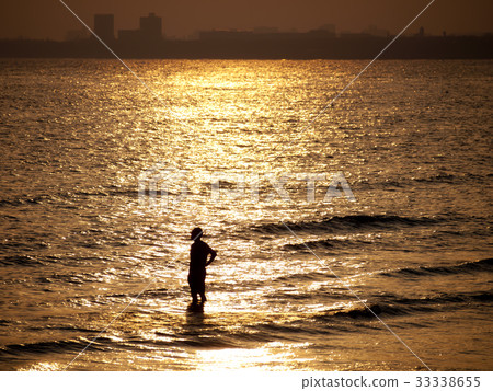 Seas and silhouettes at dusk Seas and silhouettes at dusk 33338655