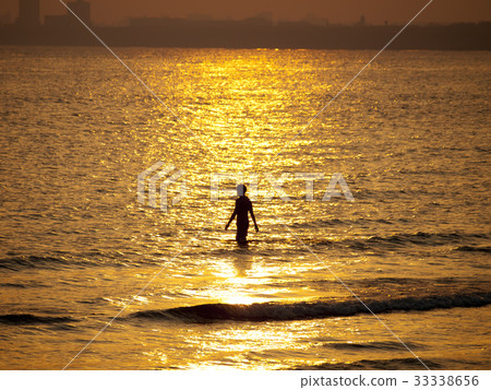 Seas and silhouettes at dusk Seas and silhouettes at dusk 33338656