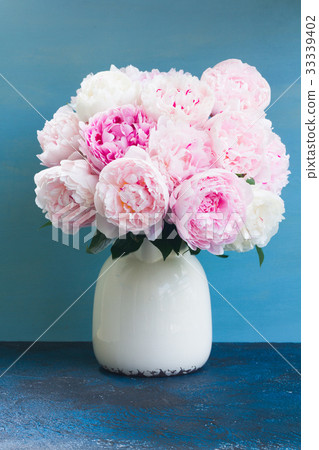 Pink floral background Pink floral background 33339402