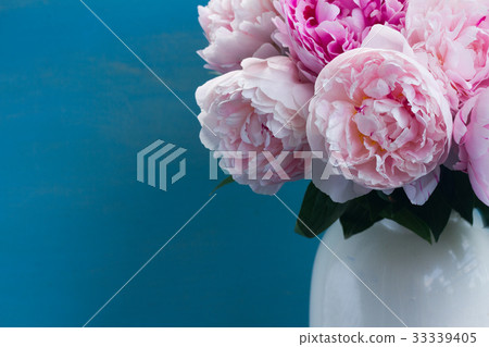 Pink floral background 33339405