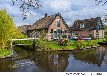 Typical dutch village Giethoorn in Netherlands 33340663