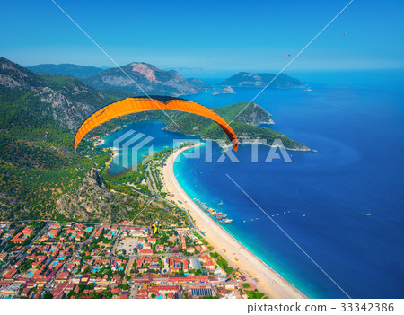 Paraglider tandem flying over the sea Paraglider tandem flying over the sea 33342386