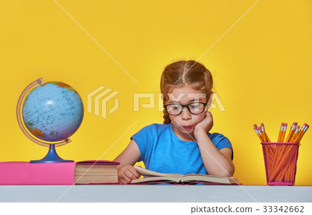 Kid is learning in class 33342662