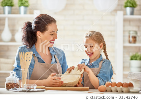 Homemade food and little helper 33342740