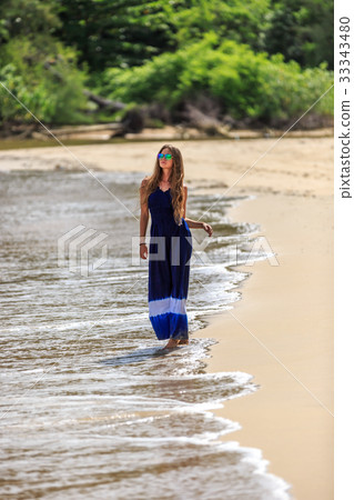 Sexy fashion model walking on the beach Sexy fashion model walking on the beach 33343480