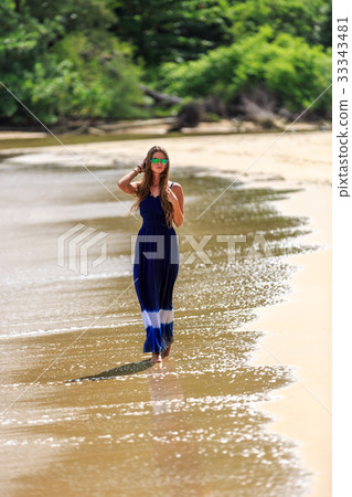 Sexy fashion model walking on the beach Sexy fashion model walking on the beach 33343481