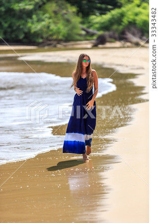 Sexy fashion model walking on the beach Sexy fashion model walking on the beach 33343482