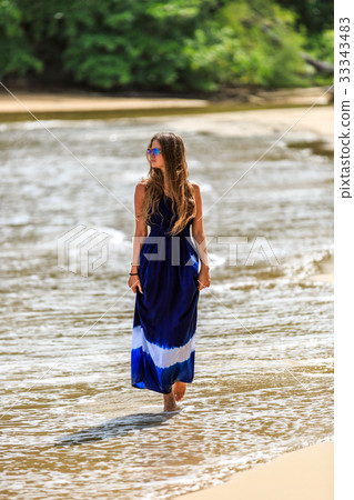 Sexy fashion model posing on the beach 33343483